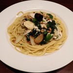 カプリチョーザ - 蒸し鶏とほうれん草、松の実のペペロンチーノスパゲティ