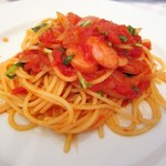 ヴィオニエ - ソーセージと水菜のトマトソーススパゲティ