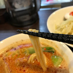 らぁ麺 紫陽花 - 担々つけ麺の平打ち麺、つけ汁の絡みもバッチリ❗️