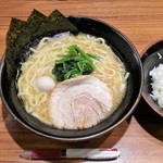 壱角家 - ラーメン（醤油）750→500円＋ライス0円