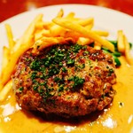 ル・リオン - 牛挽き肉のステーキ 胡椒のソース