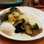 カレー屋 パクパクもりもり - 大吉カレー980円+激辛50円+ナス100円+野菜200円+とろとろ玉子(サービス)-小盛り50円=1230円　大吉カレーには大根の水煮と唐揚げが入っています。