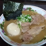 ラーメン満 - ラーメン（チャーシューと味玉をサービスしてもらった）