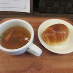 ティノ - 先ずは最初にスープとパンがカウンターに運ばれて来ました。

スープはコーンやグリーンピース等の野菜にソーセージの入ったスープ、パンにはバターが挟まれてました
