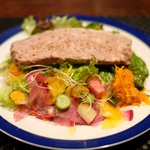 プールトワ - ランチコース 1900円 の田舎風パテとサラダ