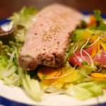 プールトワ - ランチコース 1900円 の田舎風パテとサラダ