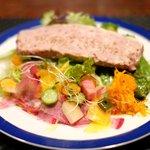 プールトワ - ランチコース 1900円 の田舎風パテとサラダ