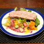 プールトワ - ランチコース 1900円 の田舎風パテとサラダ