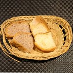 プールトワ - ランチコース 1900円 のくるみパン