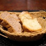 プールトワ - ランチコース 1900円 のくるみパン