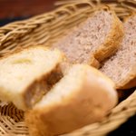 プールトワ - ランチコース 1900円 のくるみパン