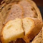 プールトワ - ランチコース 1900円 のくるみパン