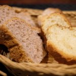 プールトワ - ランチコース 1900円 のくるみパン