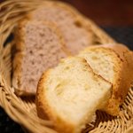 プールトワ - ランチコース 1900円 のくるみパン