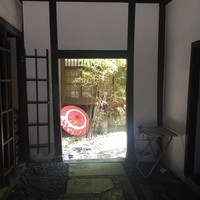 かんてきや 要 - 門から母屋の眺め
