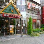 Shinjuku Gochisou Biru - １Ｆ店頭正面入口。デートや友達との待ち合わせには最適です◎「ごちビル」の愛称で慕われており、旬の魚、新鮮な野菜、揚げたてのお惣菜、お肉、カフェなど様々なお店があります！まさに食い倒れ大阪の名にふさわしいビルです♪