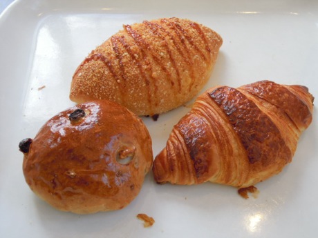 おかしのくに 本店 - さくらんぼ東根（パン）の写真