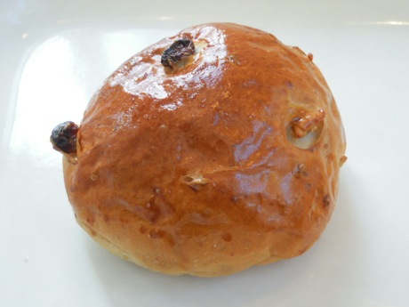 おかしのくに 本店 - さくらんぼ東根（パン）の写真