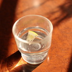 月光純喫茶 - お店に入ったら、まずホットレモン水が提供されました