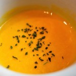 熱々で濃厚なカボチャのポタージュ