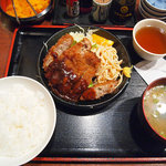 Nippon Sakaba Hichirin - 【ランチ】 でっかいミンチカツ定食　650円