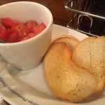 Vittorio Pomodoro Tsukiji - 前菜(カットトマトとラスク)