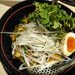 新田屋 梟 - 汁なし担々麺＋パクチー　830円