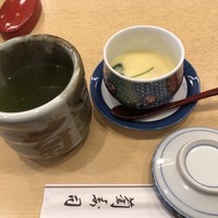 菊寿司 - 最初に提供される茶碗蒸しとお茶。