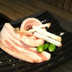 ハルバン - ボリュームたっぷり厚切りの豚三枚肉