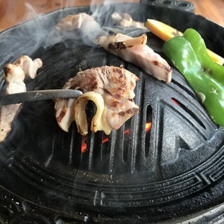 炭火七輪で焼き上げる地鶏、野菜は絶品！