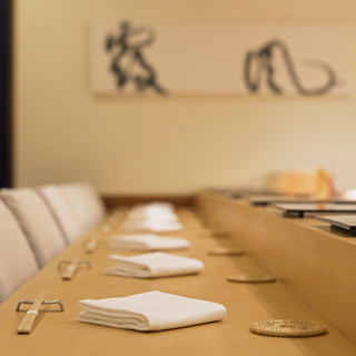 シンプルな白木のカウンター12席の店内。