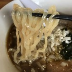 うどん屋 源さん - 特濃煮干しラーメン　麺アップ