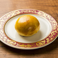 パン生地で焼いた、牛肉と玉ねぎのピロシキ