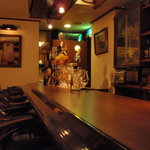 アンバーロンド - アンバーロンドのカウンターは７席。思い思いに語り合ってみては？お酒や趣味のこと、夢や悩み...etc。