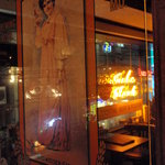 アンバーロンド - アンハイザー・ブッシュ社のアンティークのパブミラー。窓辺のネオンが綺麗に映ってます