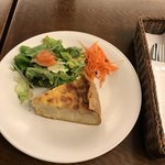 cinecafe soto - じゃがいもと玉ねぎとベーコンのキッシュ