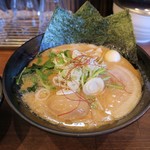 クリーミーTonkotsuラーメン 麺家神明 - クリーミー味噌ラーメン  スープと同色で見にくいですが 味玉 があります 