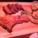 キッチャーノ - 北海道産池田牛サーロインの炭火焼・バスク産キントア豚の炭火焼・豚のソーセージ