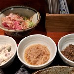 めしの助 - 手前左から
      自家製ツナマヨ、なめたけ煮、鯖と玉ねぎのうま煮
      
      奥
      まぐろ納豆
