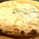 ``Irresistible for cheese lovers♪'' 4 kinds of cheese pizza