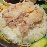 PhraArthit - 茹で鶏はしっとりしてプリッとした食感