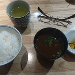 炭火焼鳥ひばりや - ごはん・赤出汁