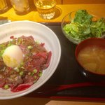 81819302 - 炙り黒毛和牛さしとろ丼ランチ。丼の後ろに小鉢(ひじきの煮物)が隠れてます。