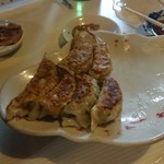 中国飯店　鳳華 - ２人前の餃子です♪ 半分以上食べてしまって(笑)ヾ(≧∀≦*)ﾉ〃