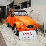 モントルイユ マノン - お洒落なレトロカーが展示してあります