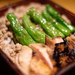 Kokuriko - 鶏重 1000円 の鶏そぼろ、獅子唐、鶏の炭火焼き