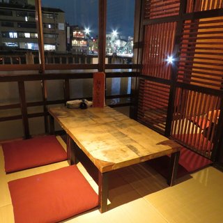 Kamiya Ichibe - 2階窓側席よりは、犀川の夜景を見ながら楽しんでいただけます。