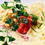 目黒オイスターバー - マグロとサーモンのタルタルwith厚切りポテトチップス