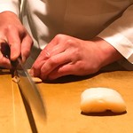 一心鮨 光洋 - 空久保さんの見事な手捌き