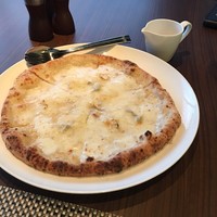 イタリアンレストラン 「コレンテ」 ヒルトン沖縄北谷リゾート - クアトロフォルマッジョのピザ   ハチミツ付き